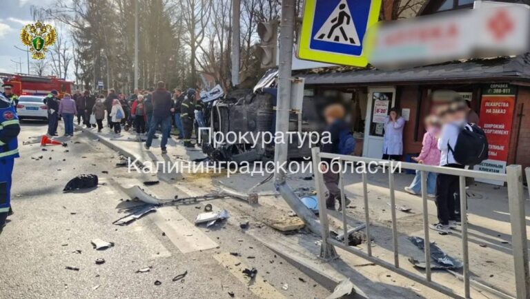 В&nbsp;Гурьевске иномарка после столкновения вылетела на&nbsp;тротуар и&nbsp;сбила школьников