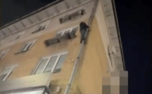 Похититель денег из&nbsp;клиники на&nbsp;Леонова пытался уйти от&nbsp;полиции по&nbsp;водосточной трубе