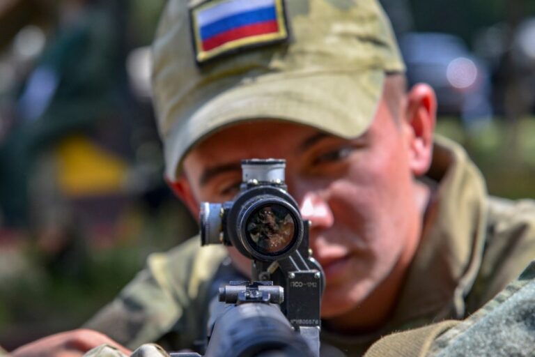 Медведев: с&nbsp;начала года контракт на&nbsp;военную службу заключили более 80 тысяч человек