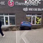 Машина провалилась под землю на&nbsp;парковке перед супермаркетом в&nbsp;Балтийске