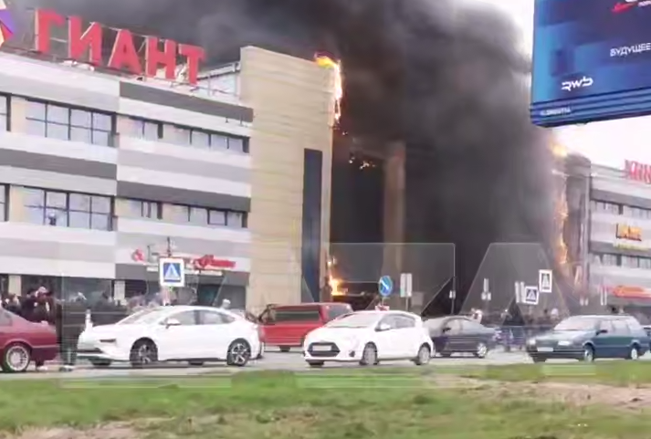 В Калининграде полыхает один из крупнейших торговых центров (видео)