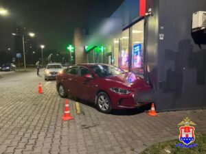 В Калининграде водитель «Хендая» влетел в здание, а потом набросился на полицейских В Калининграде водитель «Хендая» влетел в здание, а потом набросился на полицейских