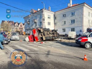 В&nbsp;Калининграде пожарный автоподъёмник столкнулся с&nbsp;Hyundai и&nbsp;Volkswagen и&nbsp;перевернулся