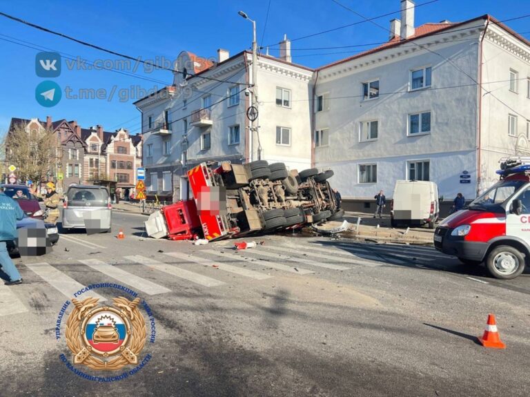 В&nbsp;Калининграде пожарный автоподъёмник столкнулся с&nbsp;Hyundai и&nbsp;Volkswagen и&nbsp;перевернулся