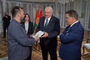 Лукашенко получил от&nbsp;Симоньян книгу-антиутопию &laquo;В&nbsp;начале было Слово &mdash; в&nbsp;конце будет Цифра&raquo;