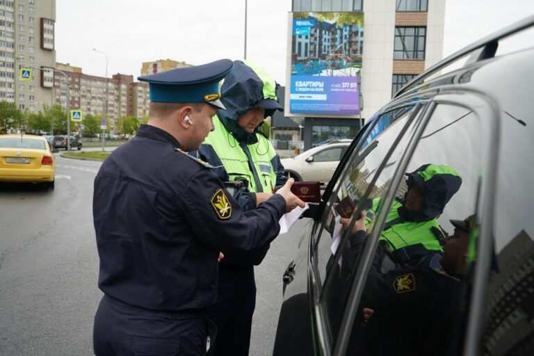 Судебные приставы и&nbsp;ГИБДД за&nbsp;полтора часа проверили 12 машин &mdash; у&nbsp;всех водителей нашлись мелкие долги