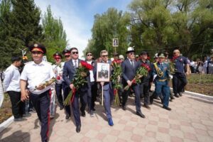 Николай Басков прошёл в&nbsp;&laquo;Бессмертном полку&raquo; в&nbsp;Киргизии с&nbsp;портретом в&nbsp;руках